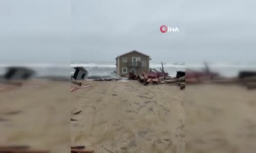 ABD’de yazlık ev, kıyı erozyonunda dalgalara kapıldı