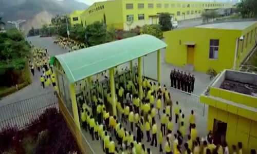 Çin'de Bir Fabrikada Askeri Düzen Şeklinde İşçilerin Kısa Süreli Çalışma Anları