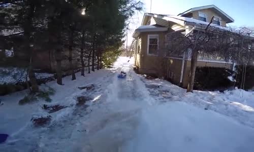 Çocukları İçin Evin Bahçesine Kayak Parkuru Yapan Baba Gibi Baba 