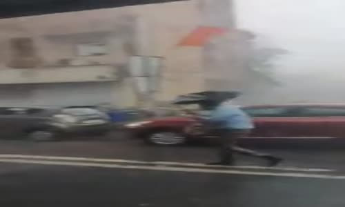 Şemsiye ile Fırtınaya Meydan Okuyan Adam 