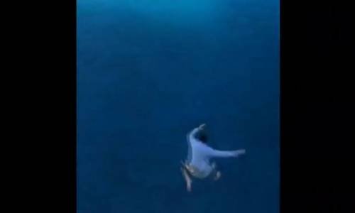 Çılgın Adamın Yolcu Gemisinden Denize Çivileme Atlaması