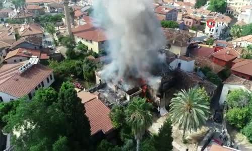 Antalya Kaleiçi’ndeki tarihi kerpiç bina alev alev yandı 