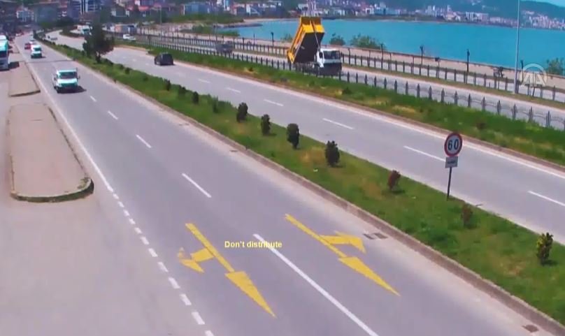 Kamyon Damperinin Üst Geçide Çarpma Anı Kamerada