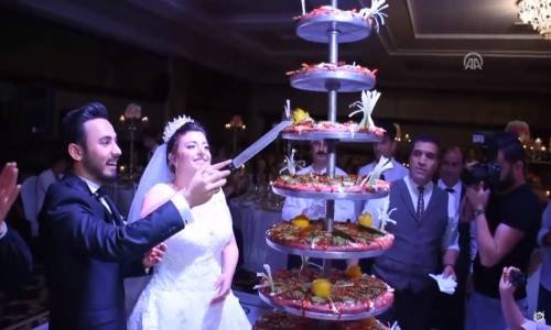 Gelin Ve Damat Düğünde Yaş Pasta Yerine Çiğ Köfte Kesti