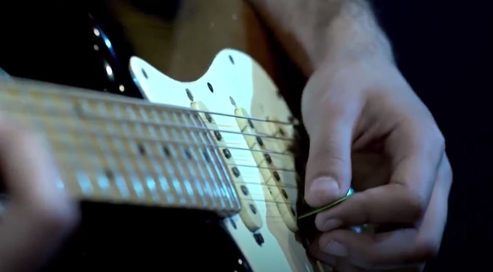 Tuna Kiremitçi & Gülay - Varsın Bu Dünyada