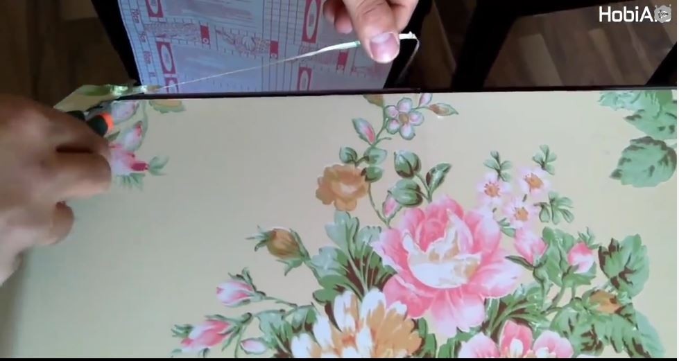 Eski Masa Üzerine Yapışkan Folyo ile Yeni Görüntü Kazandırma