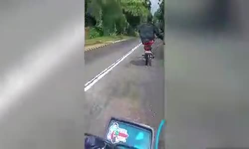 Motosiklet Üzerinde Keyfine Bakan Adam 