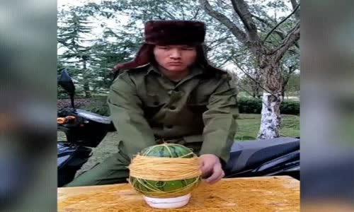 Karpuzu Yüzünde Patlattı