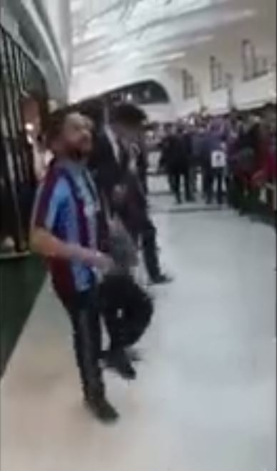 Horon Oynayarak Fenerium Mağazasına Girmek