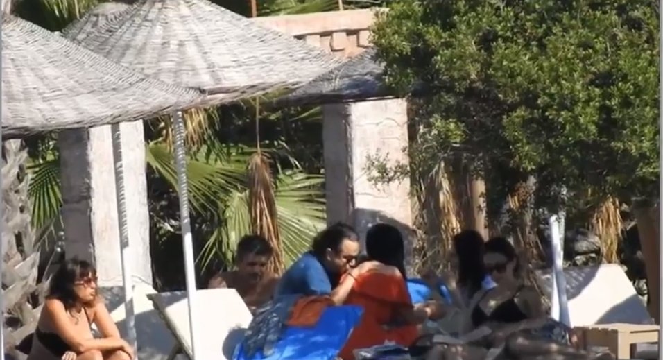 Plajda Aşka Geldi Deniz Çakır'ı Öpücüklere Boğdu