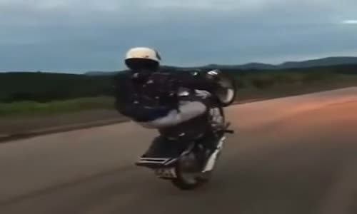 İstemeden Şovun Kralını Yapan Motosikletli