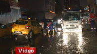 Şişli'de Şiddetli Yağmurla Oluşan Çukura 2 Araç Düştü
