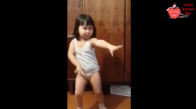 Küçük Kızın Dans Şovu