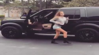 Hareket Halindeki Arabadan İnip Dans Eden Kız