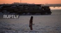 Buz Tutan Denize Bikini İle Giren Kız 