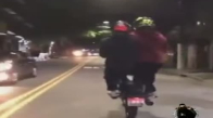 Bir Motosikleti İki Kişi Kullanırken Polise Yakalanmak 
