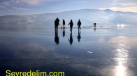 Yüzeyi buzla kaplanan Çıldır Gölü muhteşem manzara oluşturdu