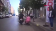 Motosiklette Seyir Halindeyken Bebek Arabası Sürükleyen Kadın