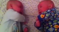 İkiz Bebeklerin Birbiriyle Tatlı Konuşmaları