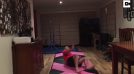 Kızının Jimnastik Hareketlerini Taklit Etmeye Çalışan Eğlenceli Baba (Çocuk Gibi Olmak ) çok Eğlenceli