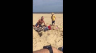 Plajda Çocuğuna Eşek Şakası Yapan Baba