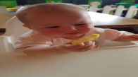 Suratı Ekşise de Limondan Vazgeçemeyen Bebek