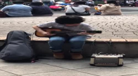 Sokakta Müzik Yapan Ufaklıktan Muhteşem Bir Ukulele Performansı