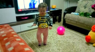 Dans Ederken Top Oynayan Küçük Kız