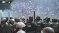 Yardım Kamyonları Venezuela Sınırını Geçmeye çalıştıktan sonra çatışmalar başladı