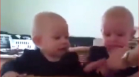 İkiz Bebeklerin Komik Kavgası