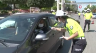 Polisi gören sürücüler emniyet kemerini taktı 