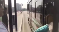 Adanalı Gencin Çin'de Otobüse Binen İnsanları Trollemesi