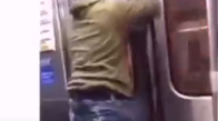 Metronun Kapısını Açıp Atlayan Adam