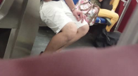 Köpeğini Metroda Dövüp Isıran Acımasız Kadın