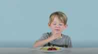 Lezzetli Meyveleri Deneyen Çocuklar