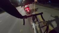 Motorlu Adamlara Havai Fişek İle Saldıran Bisikletçi