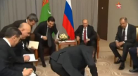Türkmenistan Liderinin Köpeğini Putin İle Tanıştırması