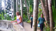 Hayvanat Bahçesinde Orangutanla Ticaret Yapan Turist