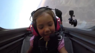 Küçük Kızın Dev Uçağı Uçurması