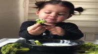 Sevimli Kızın Brokoli Yemesi