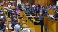 Güney Afrika'da Devlet Başkanı Zuma'nın Sözünü Kesen Milletvekilleri Meclisten Kovuldu 