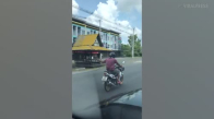 Bacak Bacak Üstüne Atıp Motosiklet Kullanan Adam