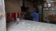 Kadınlar mahallenin fırınlarında Çeçen ekmeği yapıyor 