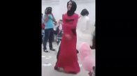 Düğünde Çılgınca Dans Eden Tesettürlü Kız