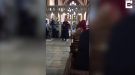 İskoçya'da Rahibin Vaaz Öncesi Kilisede Dans Etmesi