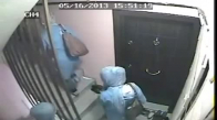 Apartman Kamerasına Yakalanan Türbanlı Hırsızlar