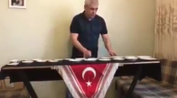 Porselen Tabaklarla Ölürüm Türkiyem Şarkısını Çalan Dayı