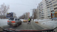 Engelli Köpek İçin Trafiği Durduran Polis