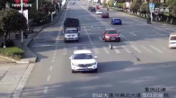 Çin'de  Kaza; Minibüsün Tekerleği Fırlayıp  Yayaya Çarptı,