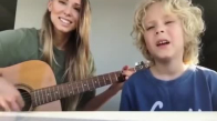 Annesiyle Gitar Çalıp Şarkı Söyleyen Ufaklık